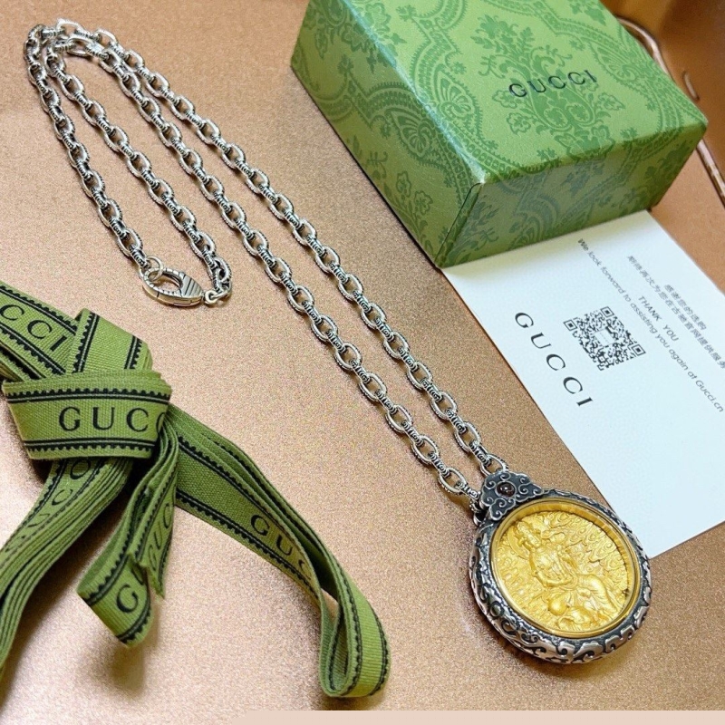 G*u*i necklaces